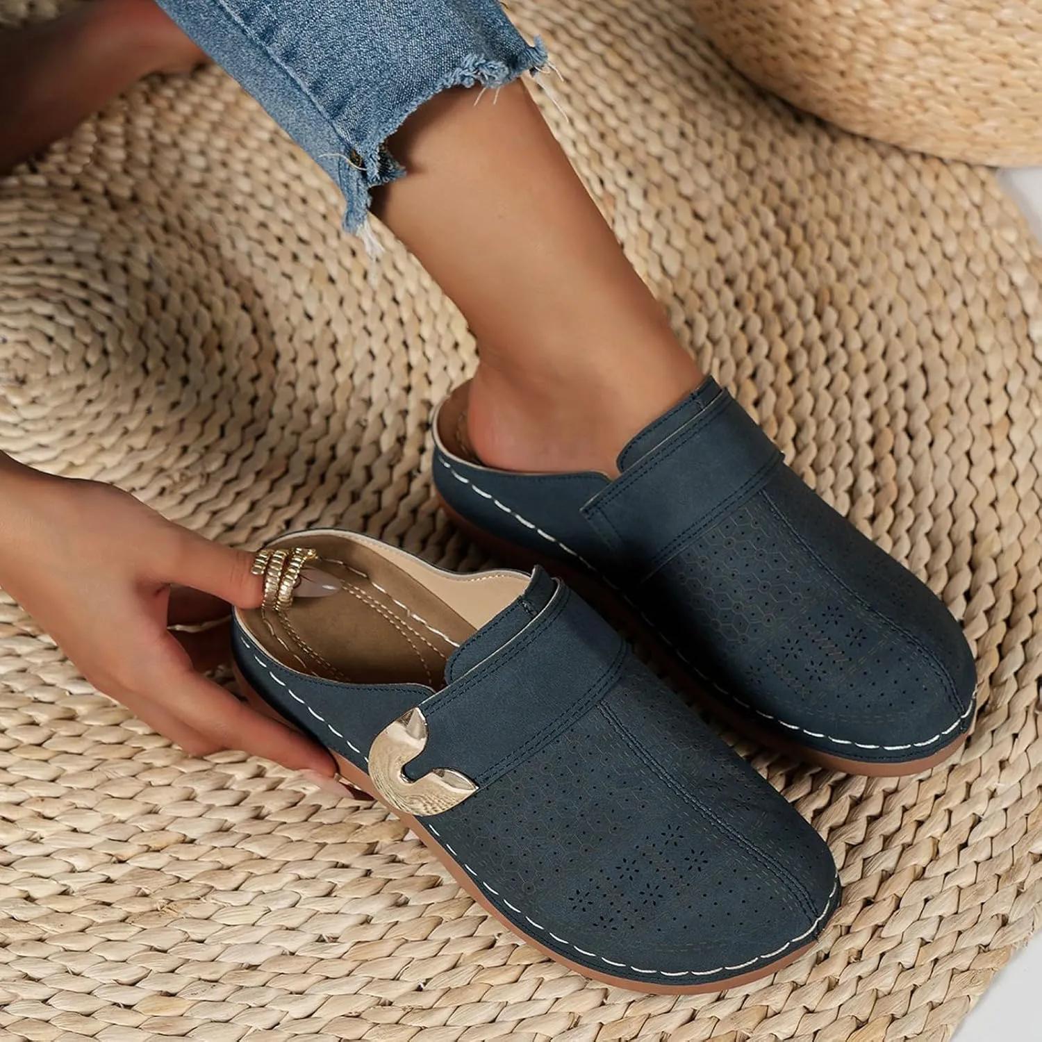 Clogs for Women Slip on Mules Shoes Walking Comfortable Non Slip Closed Toe Sandals Health Arch Support Shoes Dressy Mule Summer Casual Sandals Beach Walking Sandal