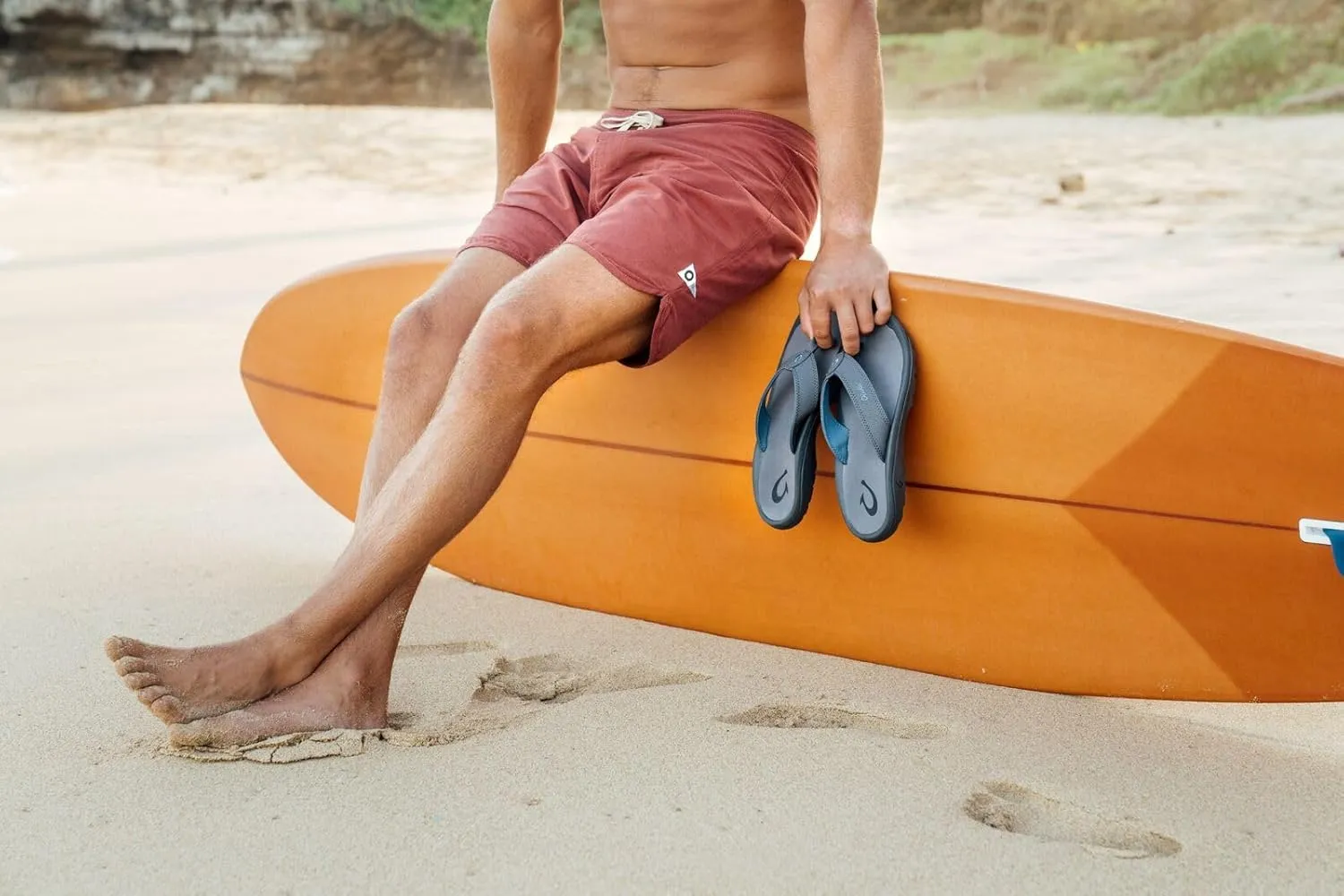 OLUKAI Ohana Men's Beach Sandals, Water Resistant Flip Flops, Arch Support & Comfort Fit, Lightweight & Durable, Enhanced Grip & Traction
