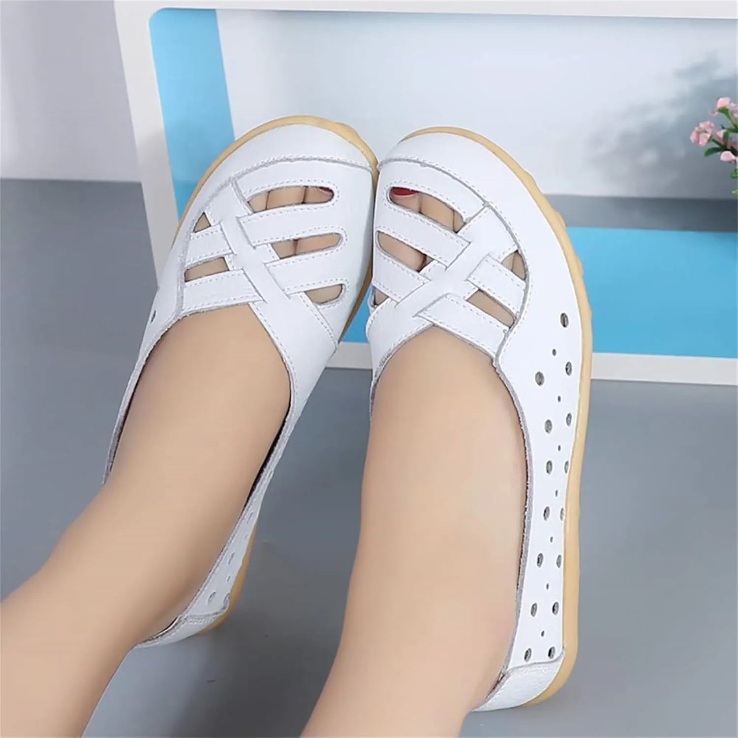 Womens Sandals Fashion Flats Closed Toe Sandals Lightweight Breathable Hollow Out Sandal Comfortable Leather Loafers Cross Walking Flat Shoes Summer Slip-On Shoes